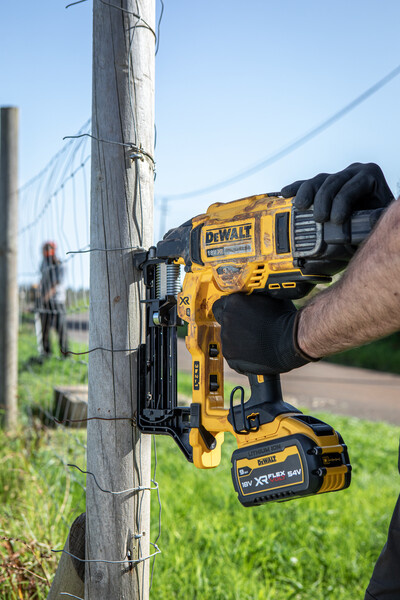 Zszywacz akumulatorowy do siatki ogrodzeniowej Dewalt DCFS950P2