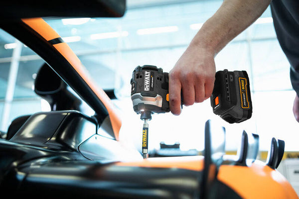 Zestaw elektronarzędzi Dewalt McLaren Black Edition DCK200ME2GT