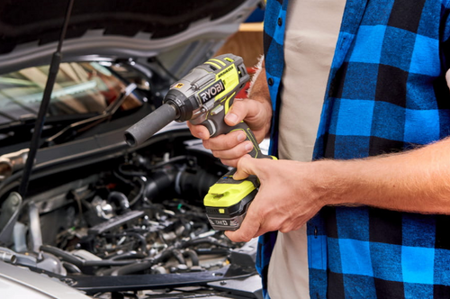 Klucz udarowy Ryobi R18IW7-0 z akumulatorem 4,0 Ah i ładowarką