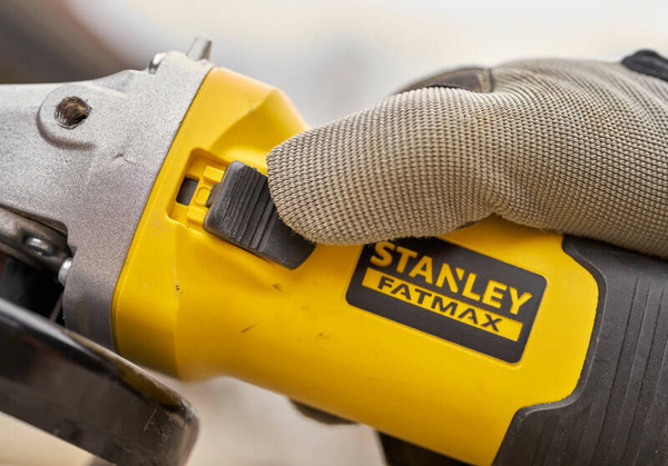 Szlifierka kątowa Stanley Fatmax FMEG225VS