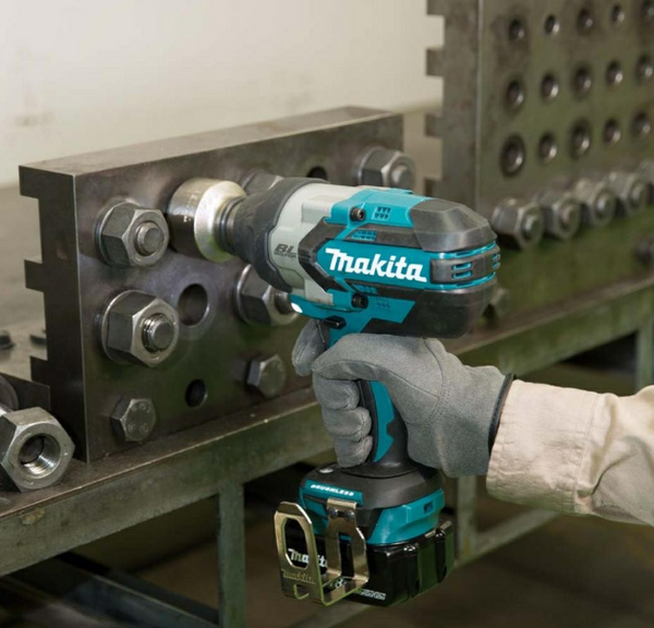 Klucz udarowy Makita DTW1002 z akumulatorem