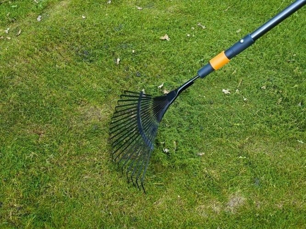 Grabie do liści metalowe Fiskars QuikFit