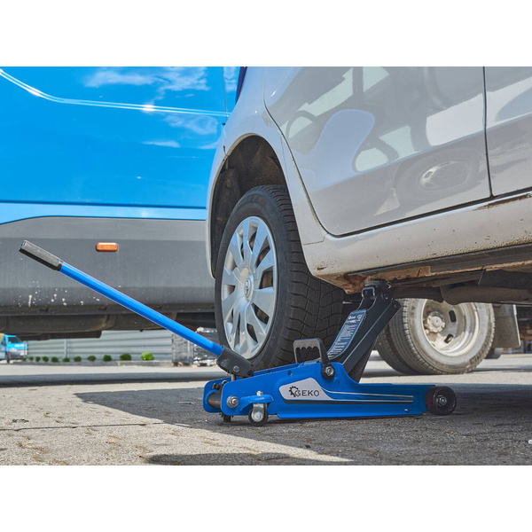Niskoprofilowy podnośnik hydrauliczny 2,5 t Geko G02046