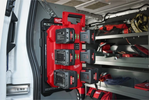 Wieloportowa, szybka ładowarka Milwaukee M18 MPC6 z systemu PACKOUT™