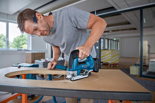 Wyrzynarka akumulatorowa Bosch GST 18V-155 BC (06015B1000)