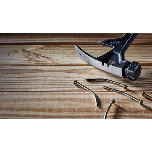 Młotek stalowy DeWALT DWHT51008-0 o masie główki 567g