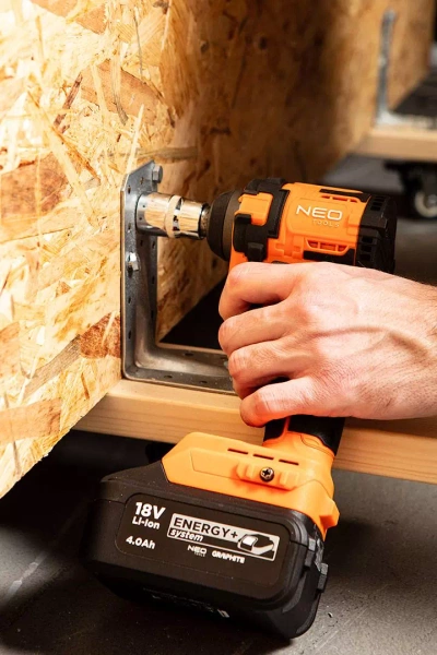 Klucz udarowy Neo Tools 04-613 z zestawem nasadek do felg