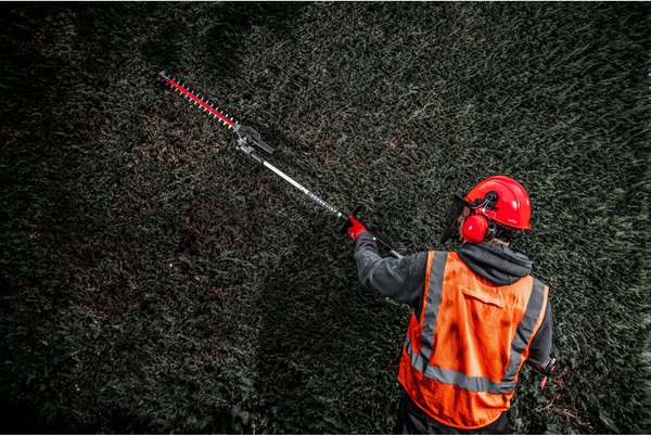 Nożyce do żywopłotu Milwaukee M18 FOPH-HTA przystawka QUIK-LOK