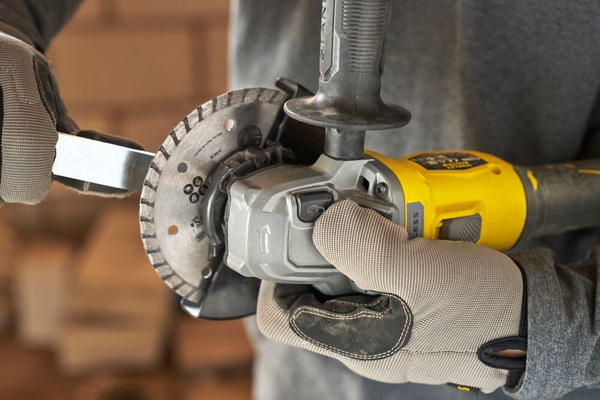 Szlifierka kątowa Stanley Fatmax SFMCG710B