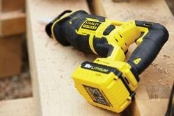 Akumulatorowa piła szablowa Stanley Fatmax FMC675D2