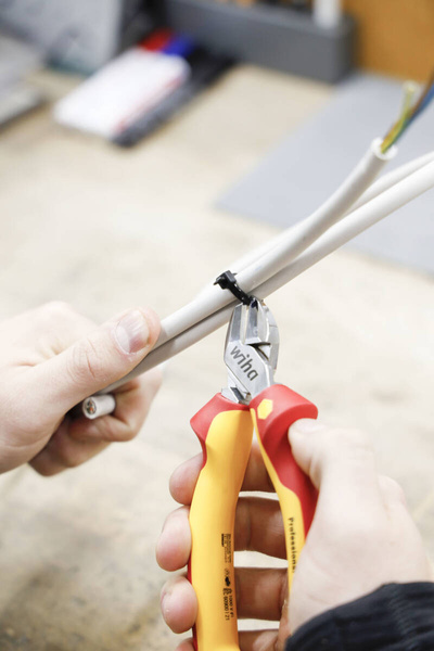 Szczypce boczne Professional electric z DynamicJoint® Wiha 43458