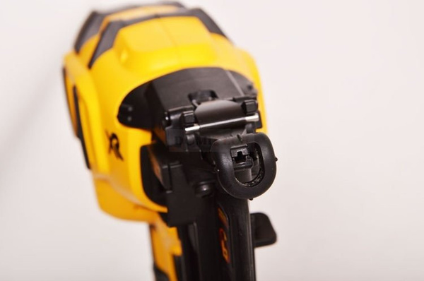 Gwoździarka Dewalt DCN660D2