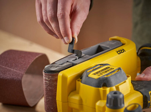 Szlifierka taśmowa Stanley Fatamax SFMCW223B