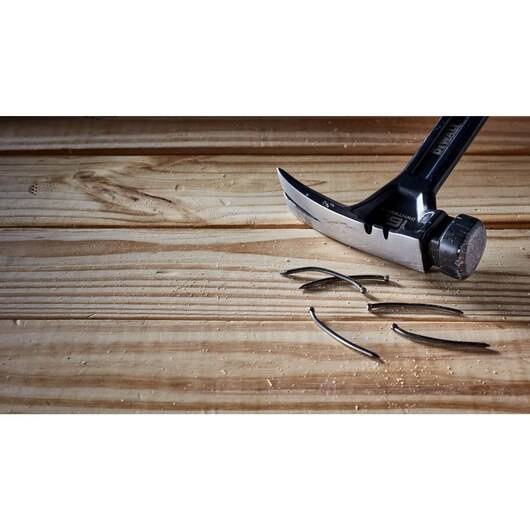 Młotek stalowy DeWALT DWHT51003-0 o masie główki 454g