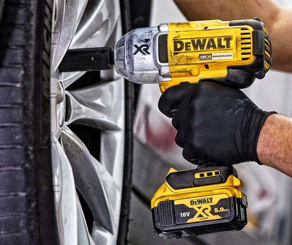 Klucz udarowy DeWalt DCF899 z akumulatorem i walizką