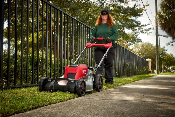 Kosiarka akumulatorowa z napędem Milwaukee M18F2LM53-0