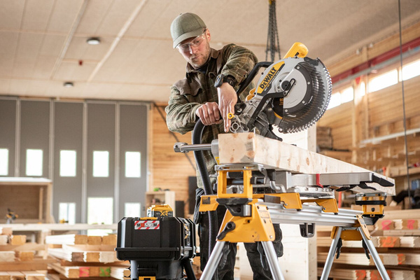 Ukośnica Dewalt DCS782N