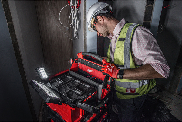 Ładowarka z lampą Milwaukee M18 POALC-0