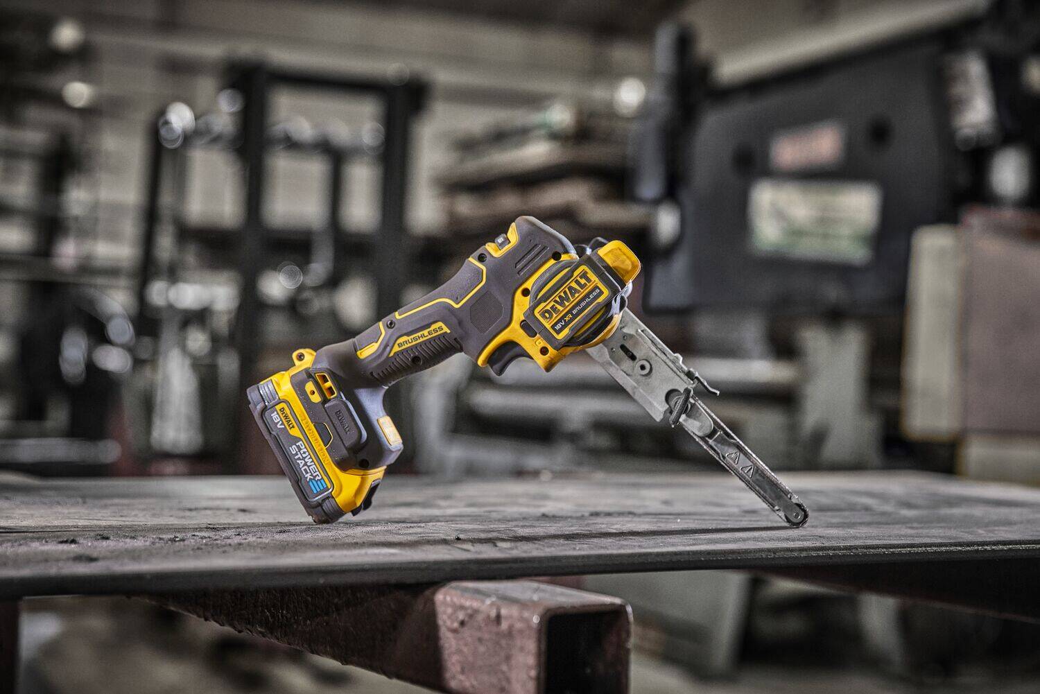 Pilnik taśmowy Dewalt, model DCM200E2T