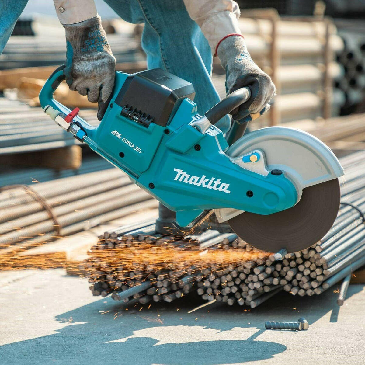 Przecinarka do betonu Makita, model Makita DCE090T2X1